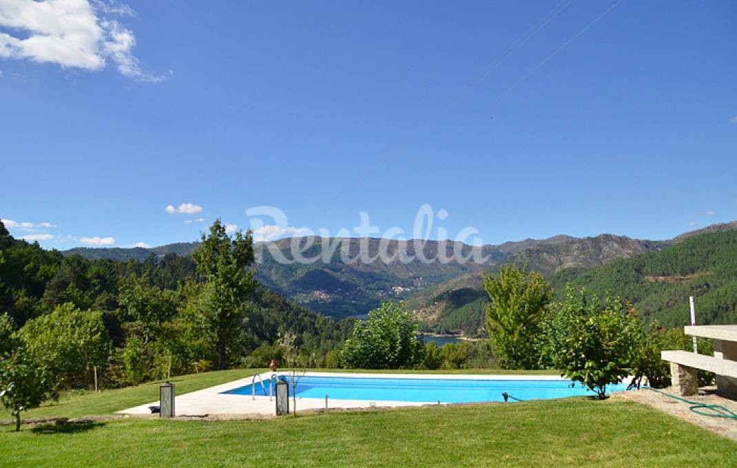 Casas de fim de semana: Quinta com piscina e vista para a montanha no Gerês 