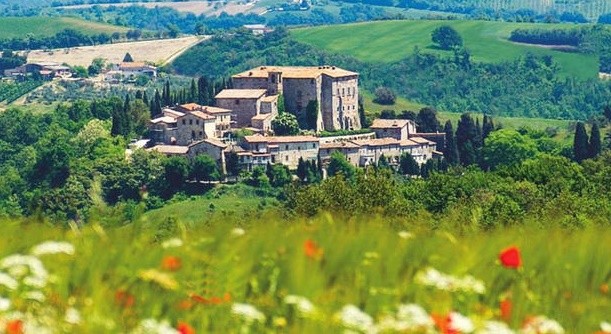 Aldeia de Sismano encontra-se na região italiana de Umbria e está à venda por 7,3 milhôes de euros. 