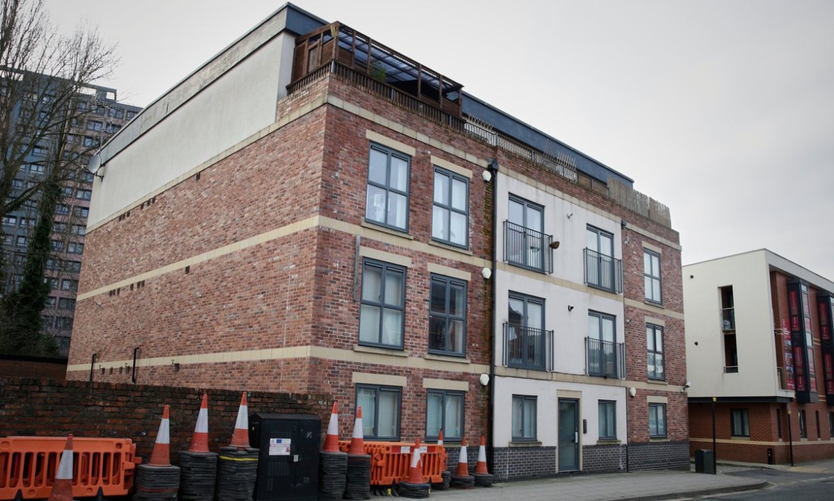 14 apartamentos em Stockport (avaliados em 1,4 milhões de libras). The Guardian