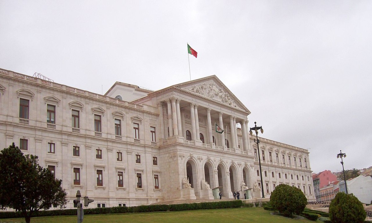 Inquilinos e proprietários chamados ao Parlamento para discutir classificação de lojas históricas 