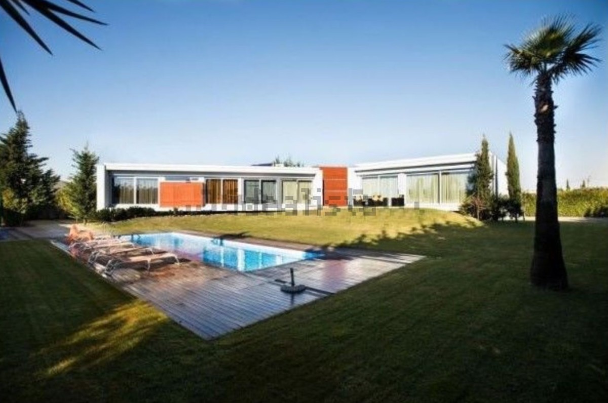 Esta luxuosa moradia está localizada na Póvoa de Varzim e custa 2.250.000 euros.