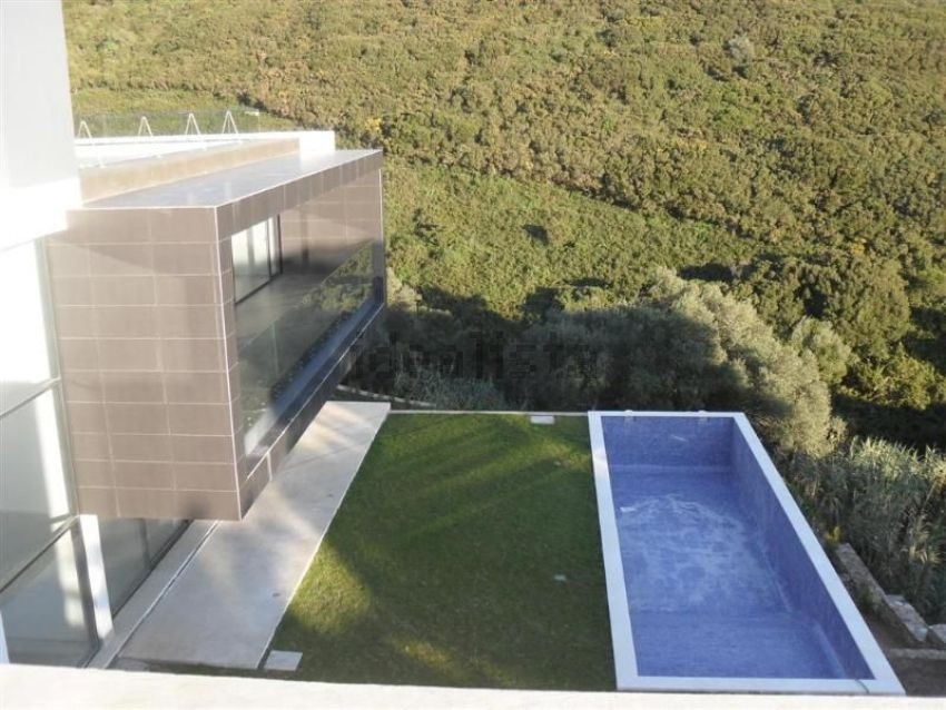 Esta luxuosa moradia está localizada em Cascais e está à venda por 2.500.000 euros.