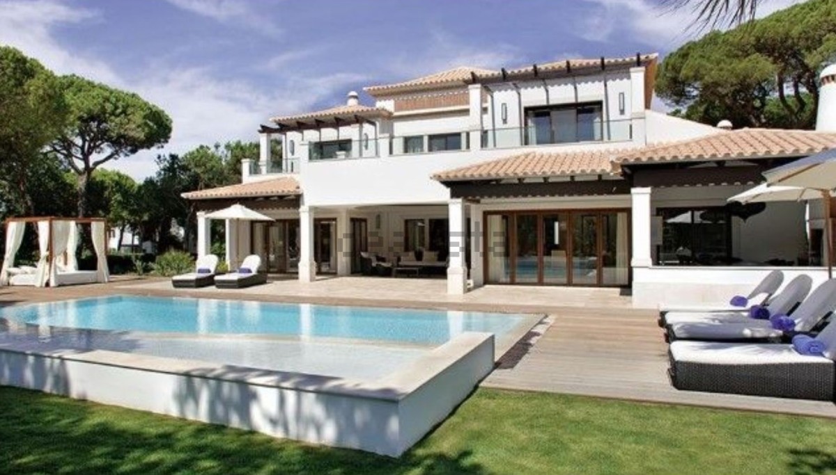Esta luxuosa moradia está localizada em Albufeira e custa 4.500.000 euros.