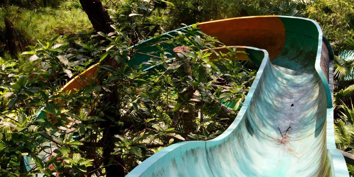 Um parque aquático abandonado com escorregas e crocodilos (verdadeiros) na piscina 