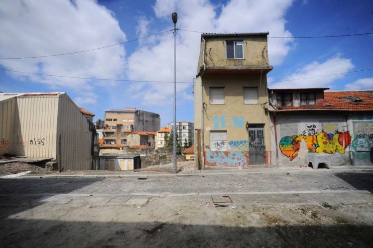 Bairro do Leal, no Porto, fotografado pelo Público. Bairro do Leal, no Porto, fotografado pelo Público.