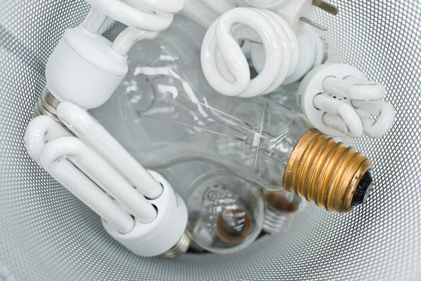 Aprende a poupar na conta da luz do teu escritório 