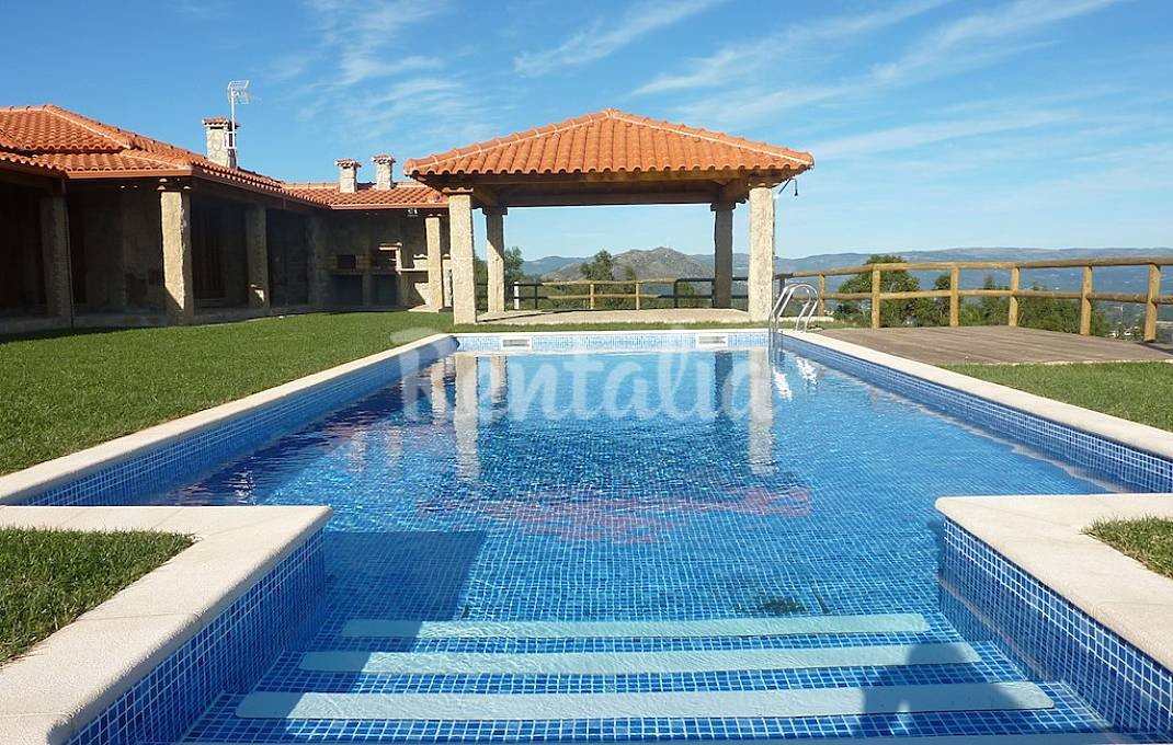 Casas de fim de semana: Piscina, natureza e vista para a montanha em Celorico de Basto
