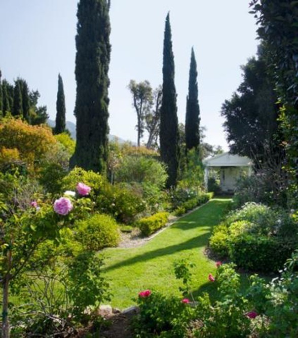 gwyneth-paltrow-house-in-santa-barbara-ca-courtyard-2