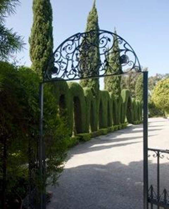 gwyneth-paltrow-house-in-santa-barbara-ca-courtyard-3