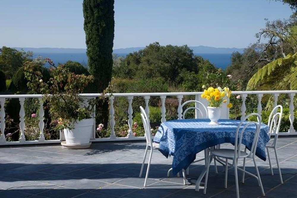 gwyneth-paltrow-house-in-santa-barbara-ca-courtyard-4