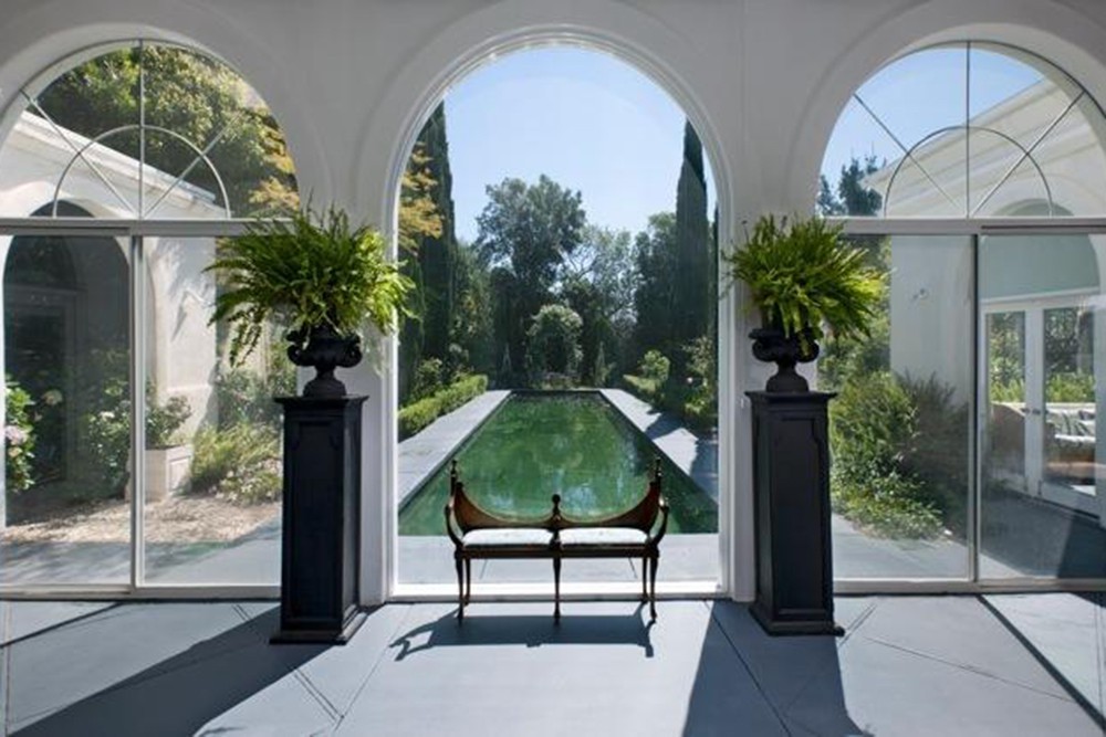 gwyneth-paltrow-house-in-santa-barbara-ca-courtyard