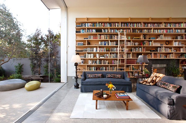Sala de estar com fundo de estante em diálogo com o jardim. Sala de estar com fundo de estante em diálogo com o jardim.