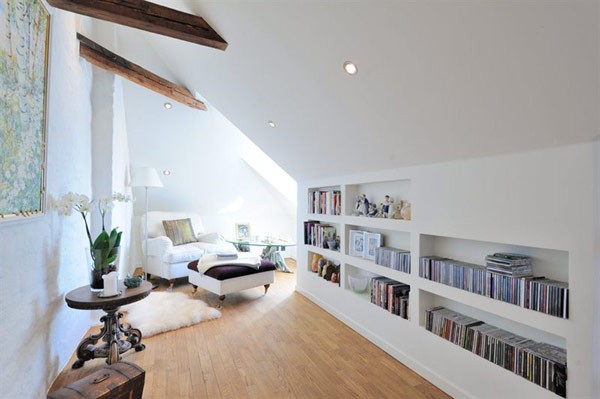 Remodelação de apartamento: estante baixa em parede de espaço de sótão contemporâneo. Remodelação de apartamento: estante baixa em parede de espaço de sótão contemporâneo.
