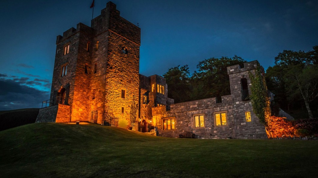 pay-jose-mourinho-views-modern-welsh-castle-1060x594