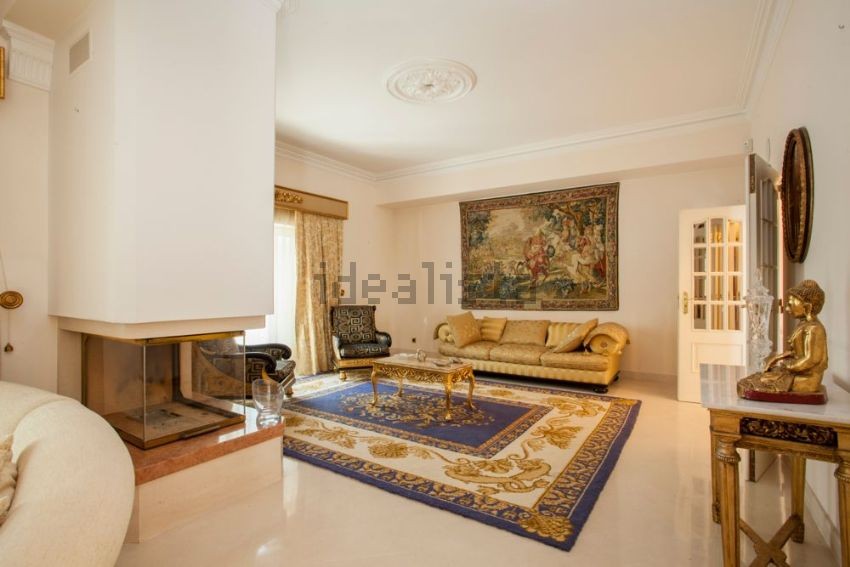 Esta moradia de luxo está localizada no Restelo, em Lisboa, e cusra 3.700.000 euros. Esta moradia de luxo está localizada no Restelo, em Lisboa, e cusra 3.700.000 euros.