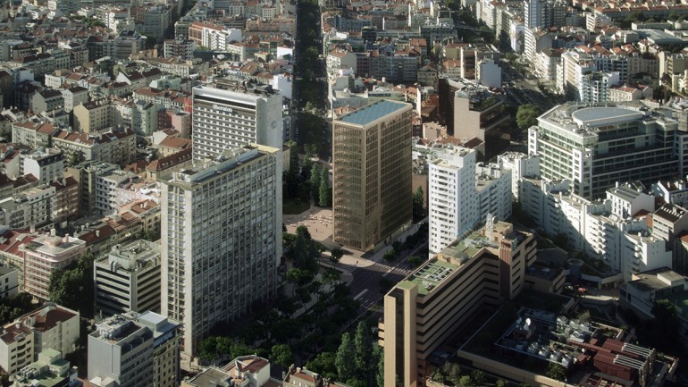 Zona onde está a ser construída a polémica torre de Picoas, em Lisboa (foto do Observador)