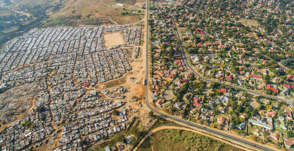 Cenários de desigualdade: a linha ténue que separa os bairros ricos e pobres da África do Sul