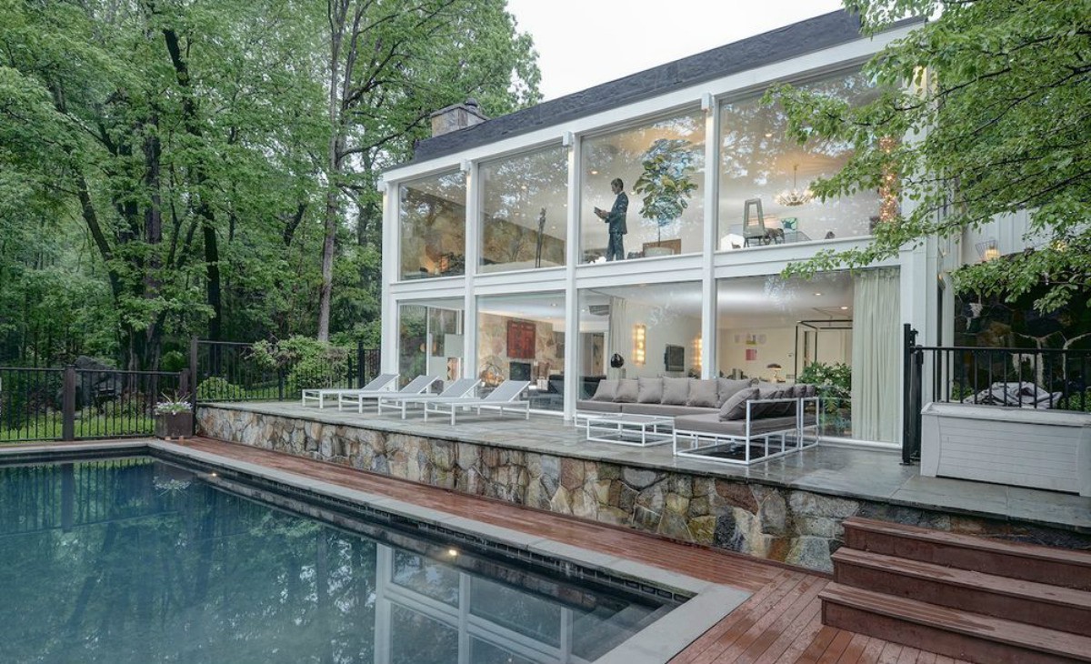 Casas de sonho: Espetacular “jaula” de vidro nas traseiras de uma mansão de luxo nos EUA 