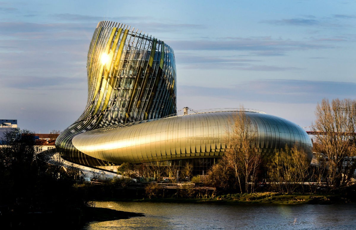 Abriu o “Guggenheim do vinho”, um museu que tem a forma da bebida ao cair no copo 