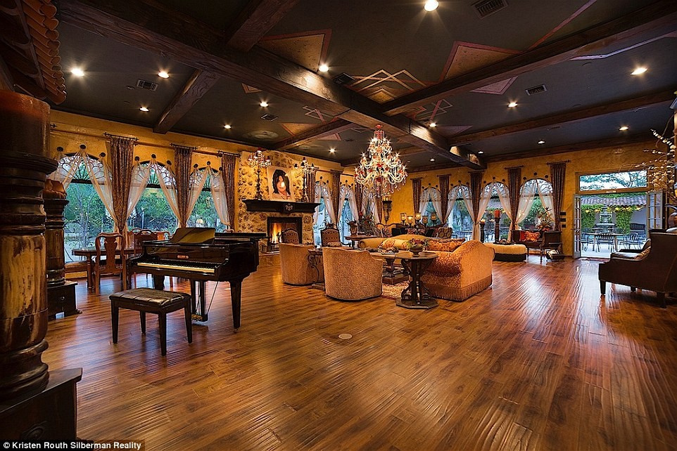 34c0d09e00000578-3615257-image-a-33_1464541642775