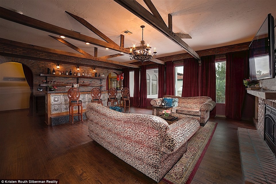 34c0d11400000578-3615257-image-a-35_1464541685361