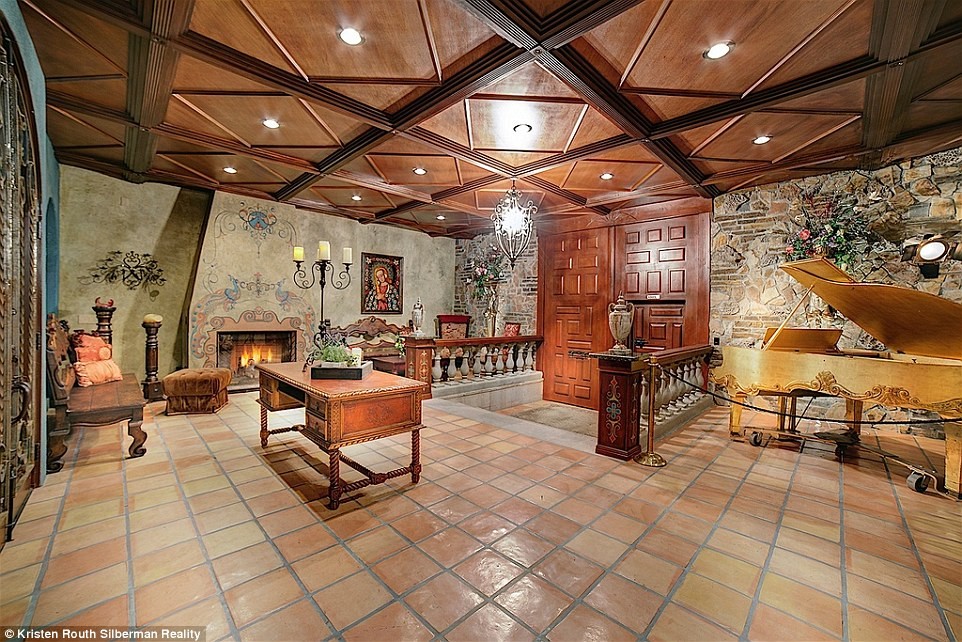 34c0d17e00000578-3615257-image-a-89_1464543463333