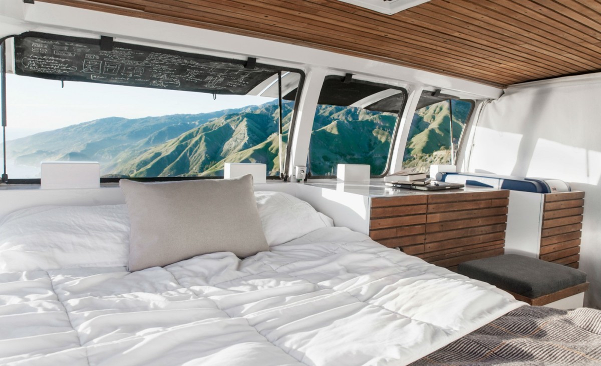Não é uma cabana com vistas privilegiadas, é uma caravana transformada em minicasa sobre rodas