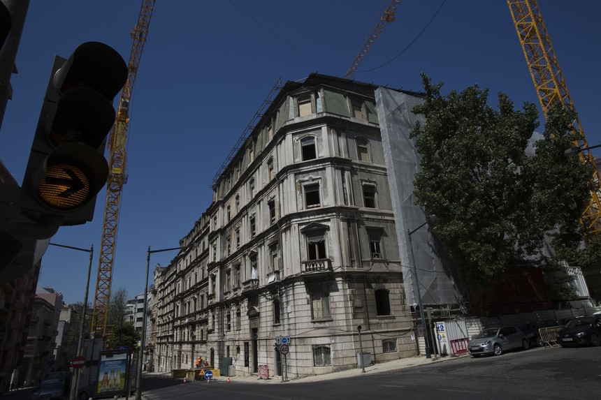 O edifício SottoMayor Residências, na Avenida Duque de Loulé, está em construção (Foto: Expresso).