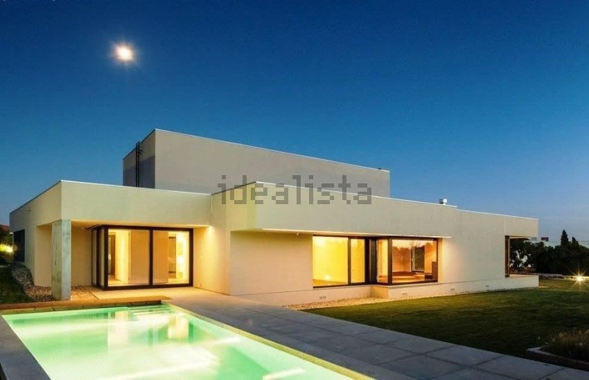 Esta moradia de luxo está localizada em Belas, Sintra, e custa 1.850.000 euros.