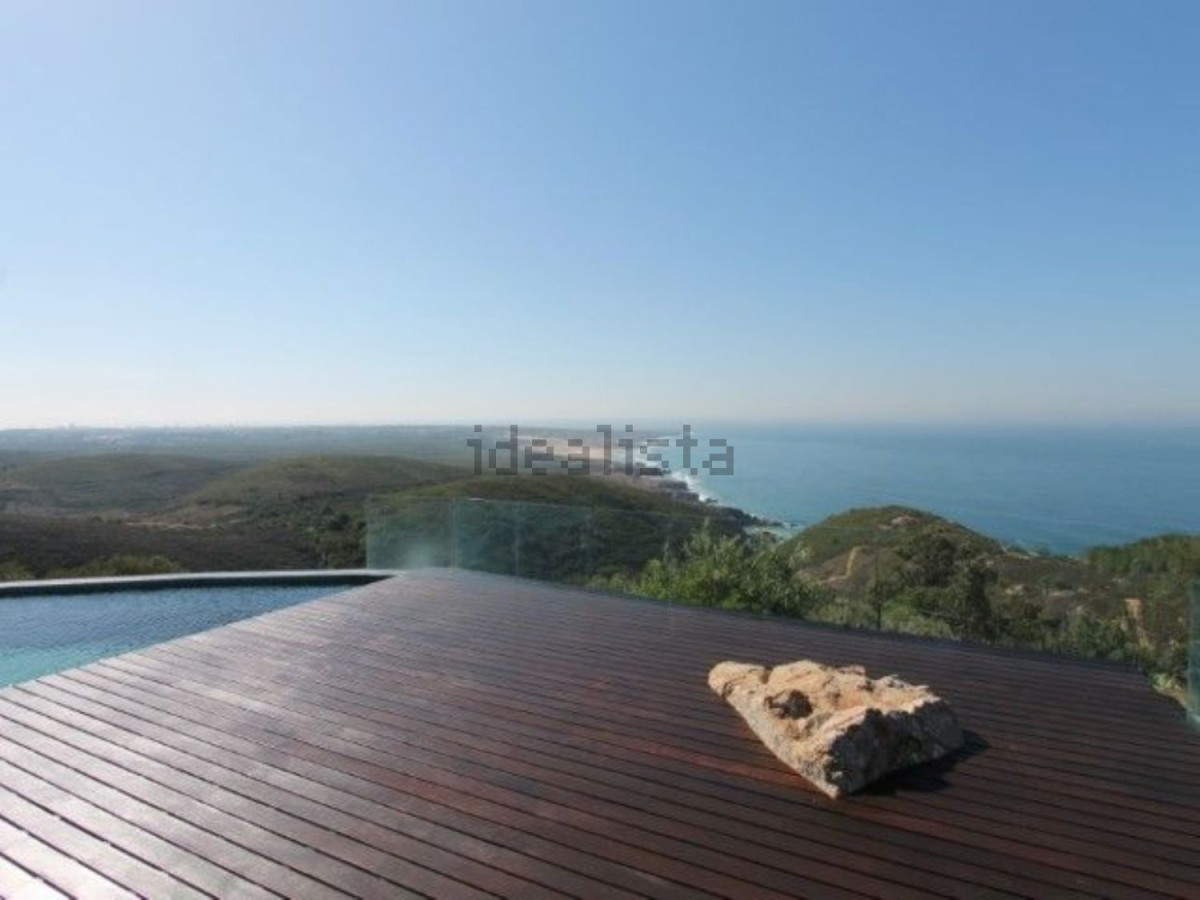 Esta espetacular moradia está localizada em Cascais e custa 4.000.000 euros.