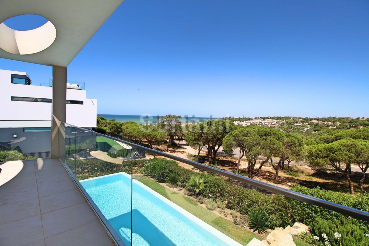 Esta espetacular moradia está localizada em Loulé e custa 2.900.000 euros.