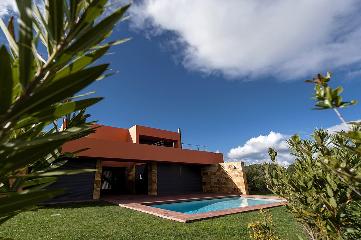 Estão a ser construídas mais moradias em resorts no Algarve (Foto: Público).