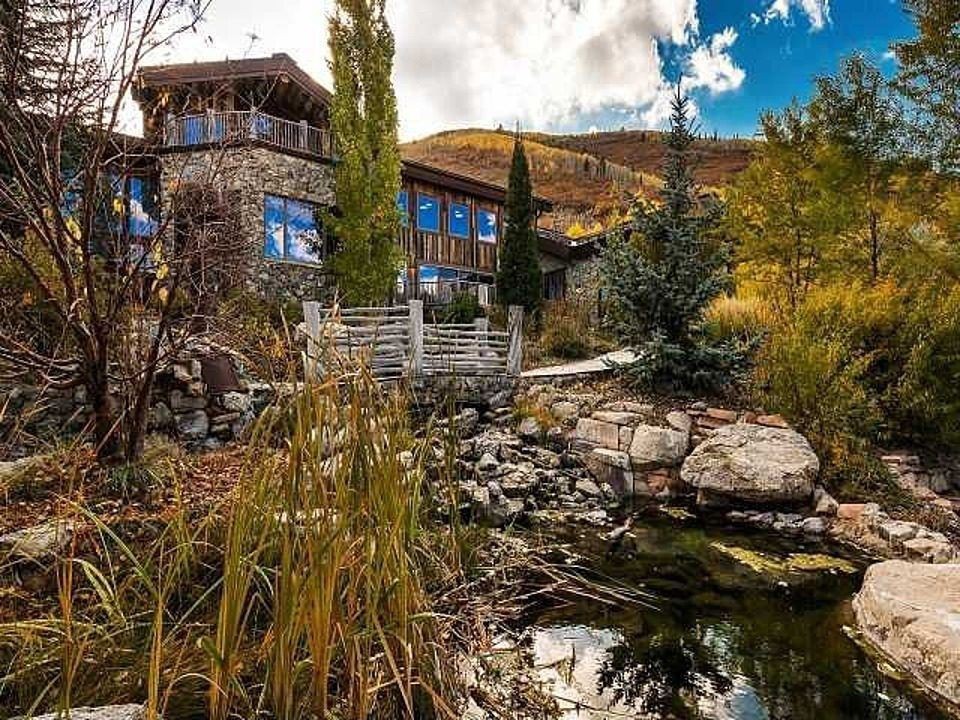 Casas de sonho: Mansão na montanha que passaria despercebida se não fosse o rio que atravessa a sala