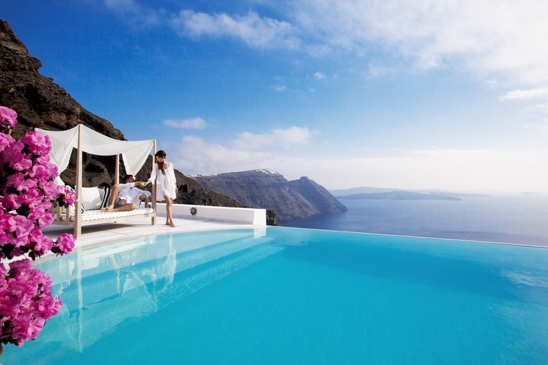 couple_by_the_infinity_pool_and_view3_p