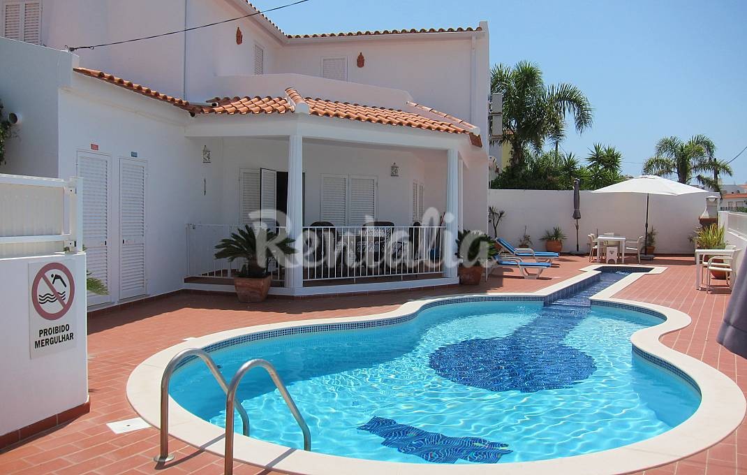 Casas de fim de semana: Mergulhar numa piscina em forma de guitarra em Albufeira