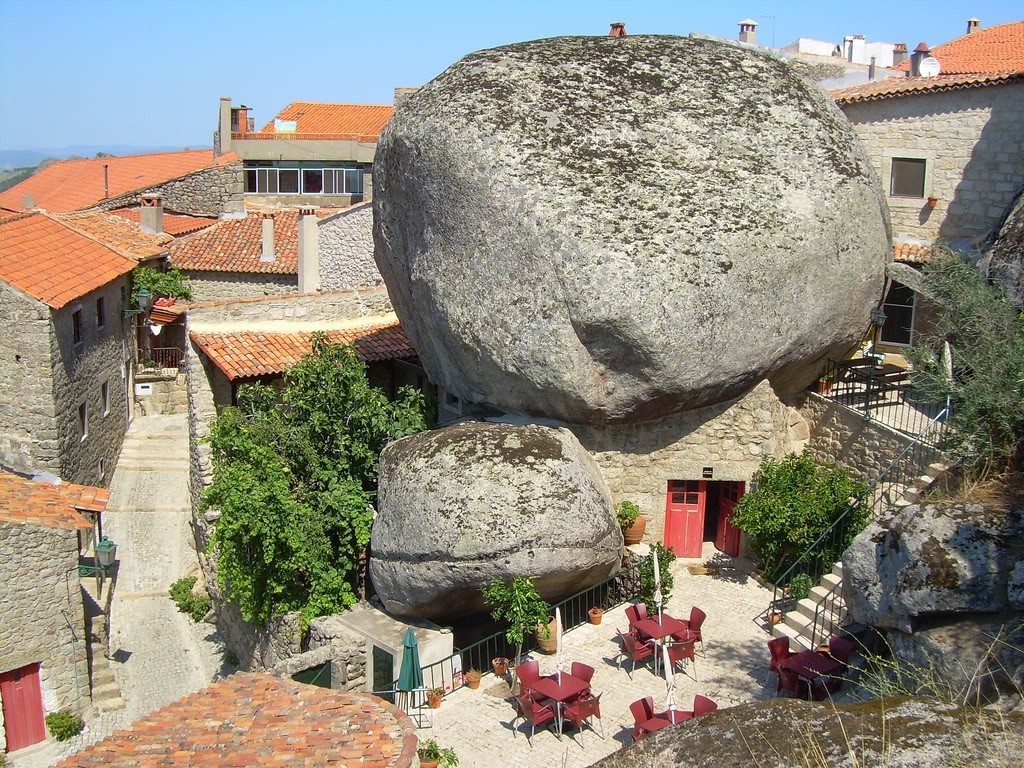 la_casa_piedra_de_monsanto_portugal_00_0
