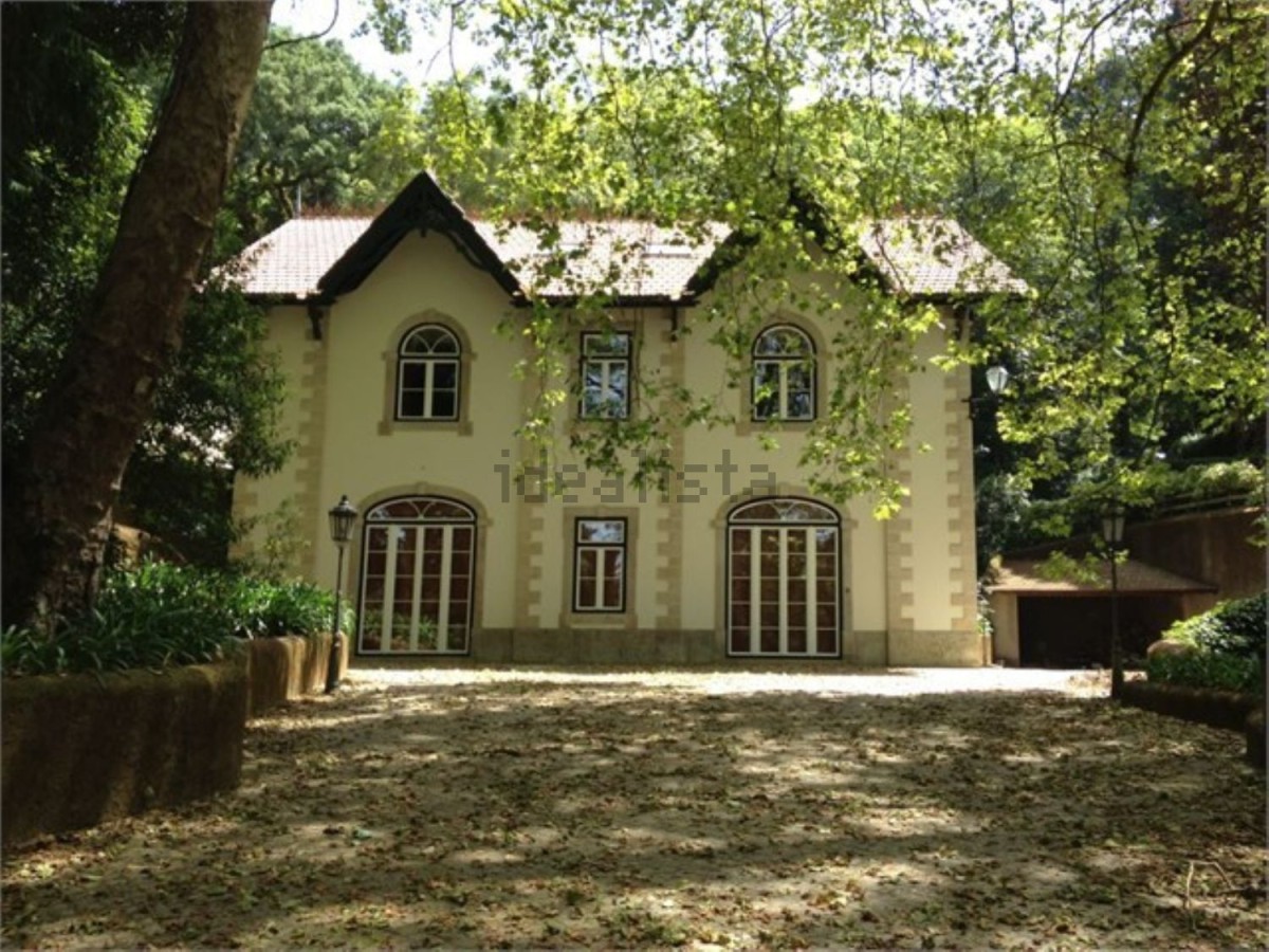 Este moderno palacete está localizado em Sintra e custa 6.500.000 euros. Este moderno palacete está localizado em Sintra e custa 6.500.000 euros.