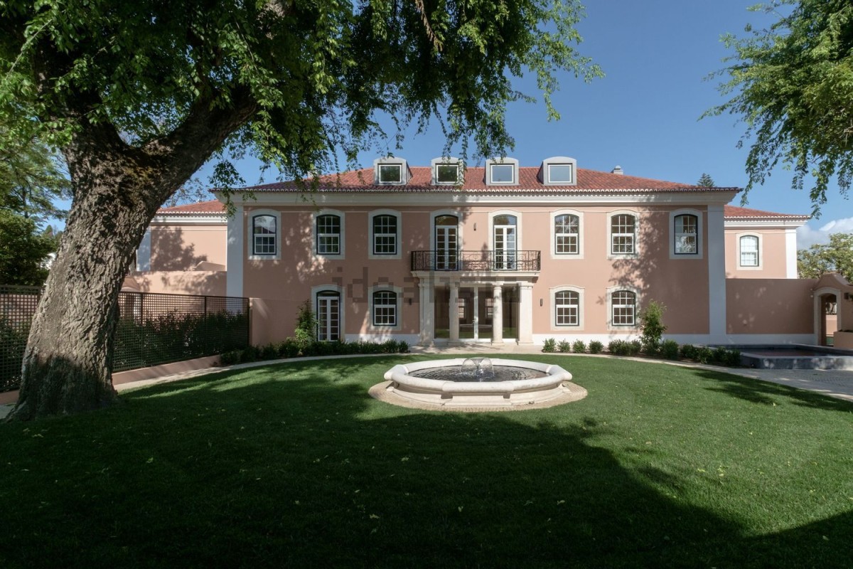 Este T5 está localizado num luxuoso condomínio em Lisboa e custa 1.800.000 euros.