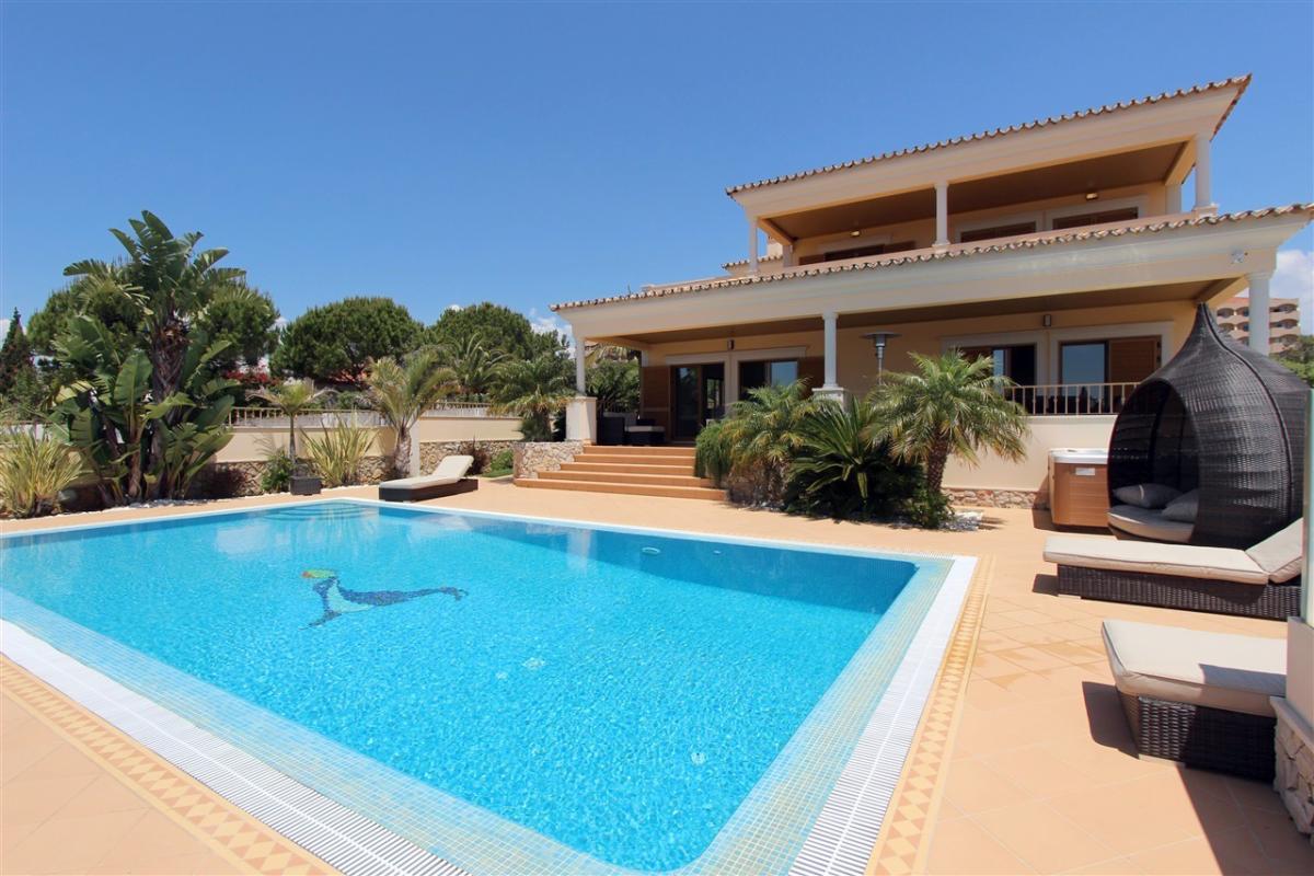 As 10 casas de luxo mais visitadas este verão (e que continuam à venda)