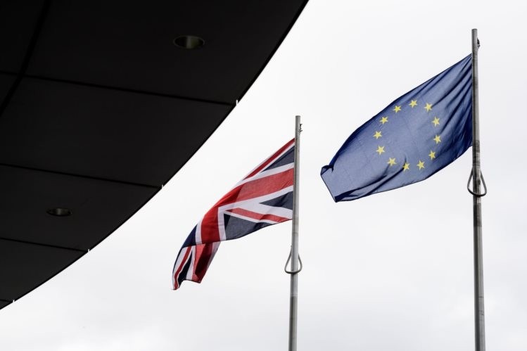 Foto das bandeiras britânica e da UE utilizada pelo Público