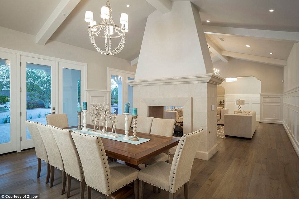 377b183b00000578-3752469-image-a-105_1471845228002