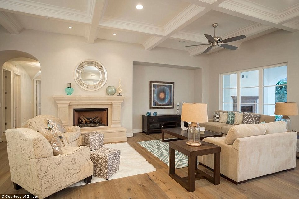 377b184b00000578-3752469-image-a-101_1471845218480