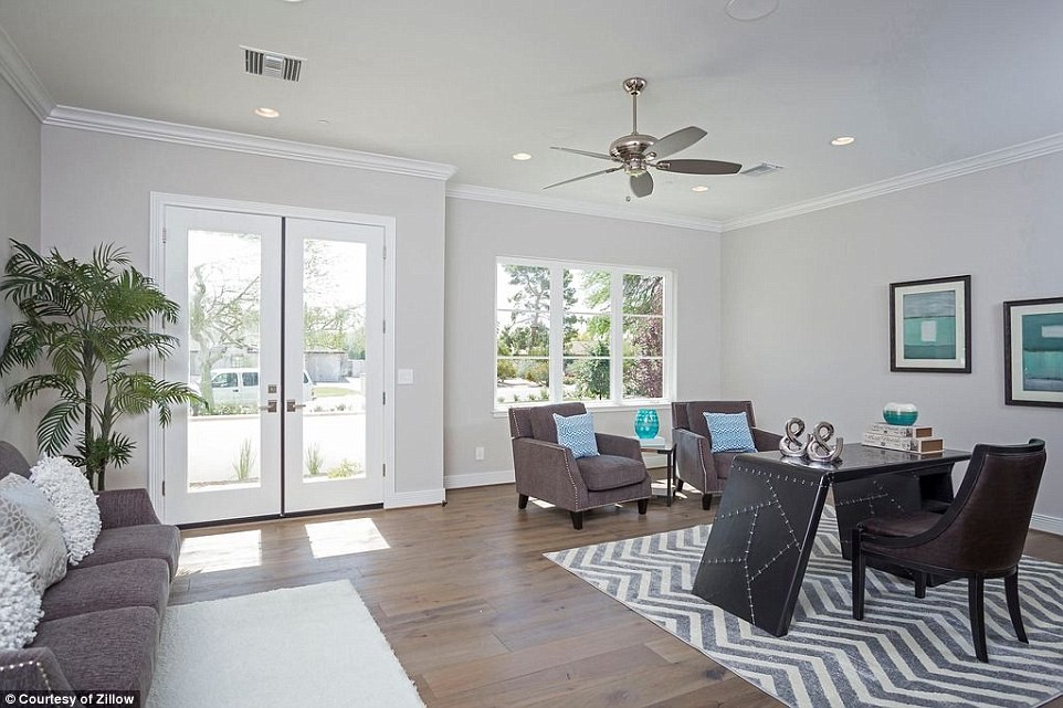 377b185300000578-3752469-image-a-102_1471845222125