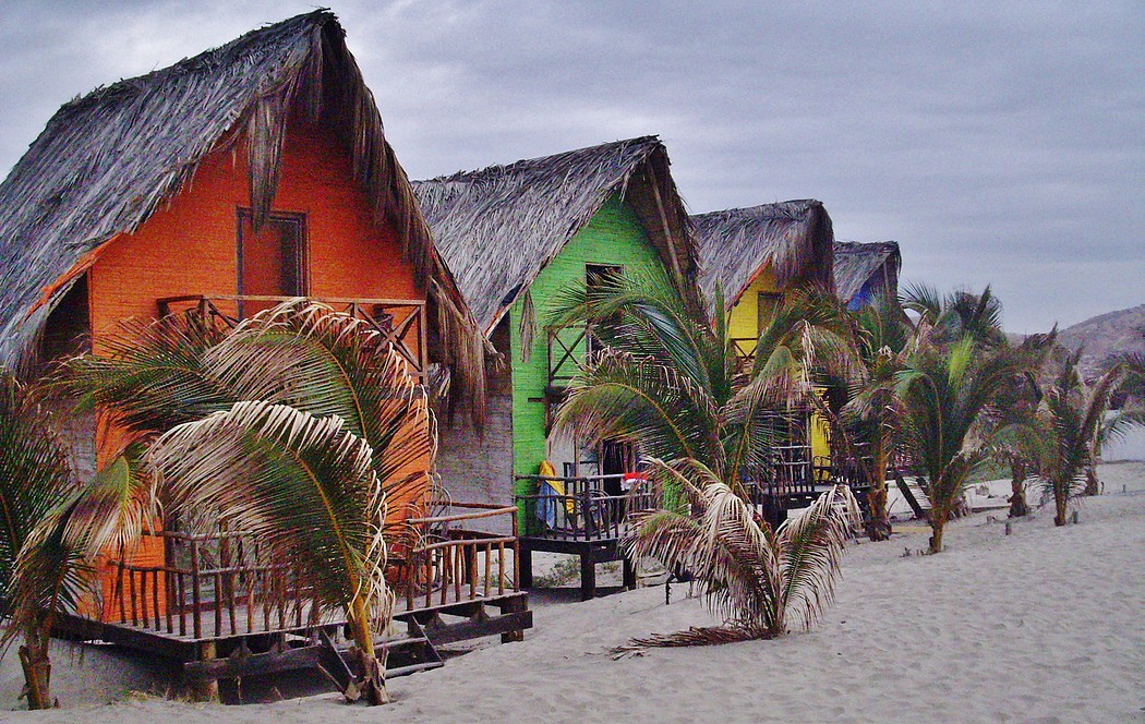 Misfit Hostel: Dormir em cabanas coloridas numa praia de sonho no Peru 