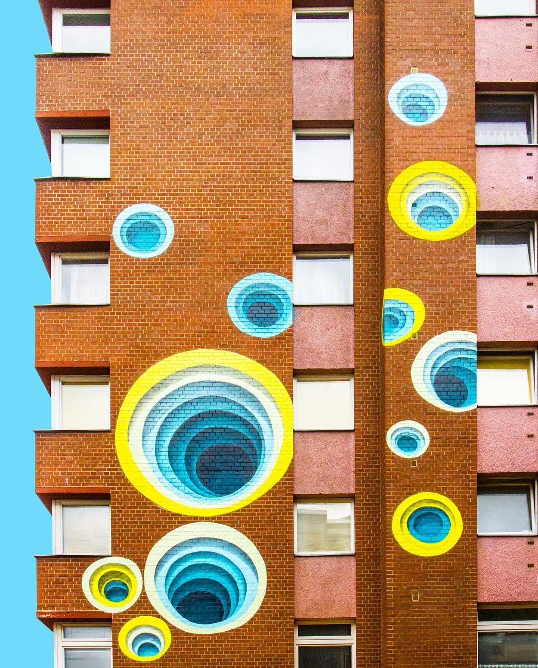 O “caçador de cores” anda pela Europa a fotografar as fachadas mais atrativas