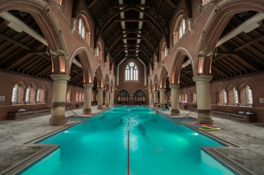 O milagre da transformação de uma igreja em piscina e ginásio