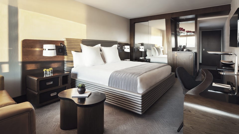 premier-king-bedded-room-with-balcony-960x540