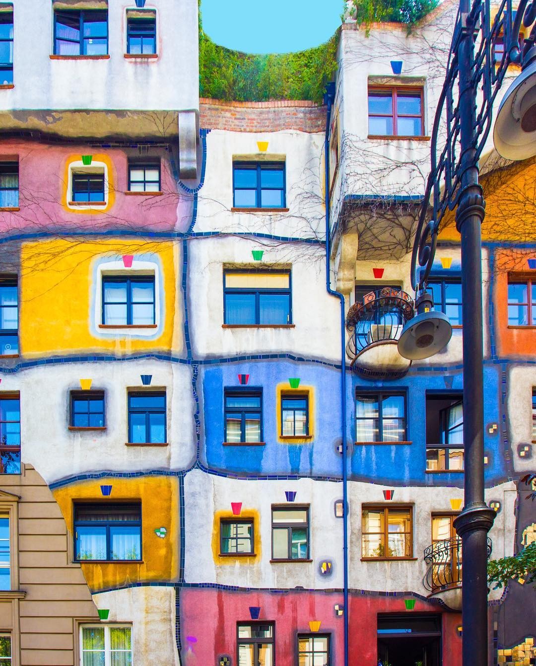 O “caçador de cores” anda pela Europa a fotografar as fachadas mais atrativas