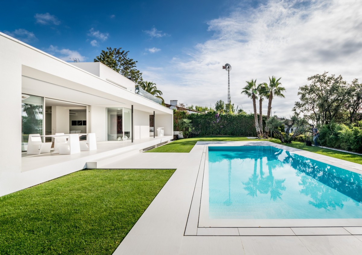 A água é reutilizada para regar o jardim e encher a piscina 