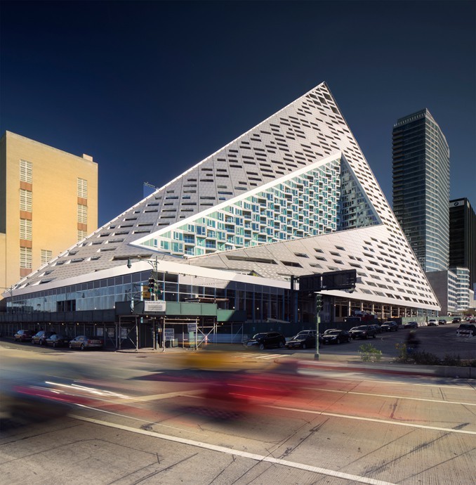 Este edifício em forma de pirâmide tem 144 metros de altura.